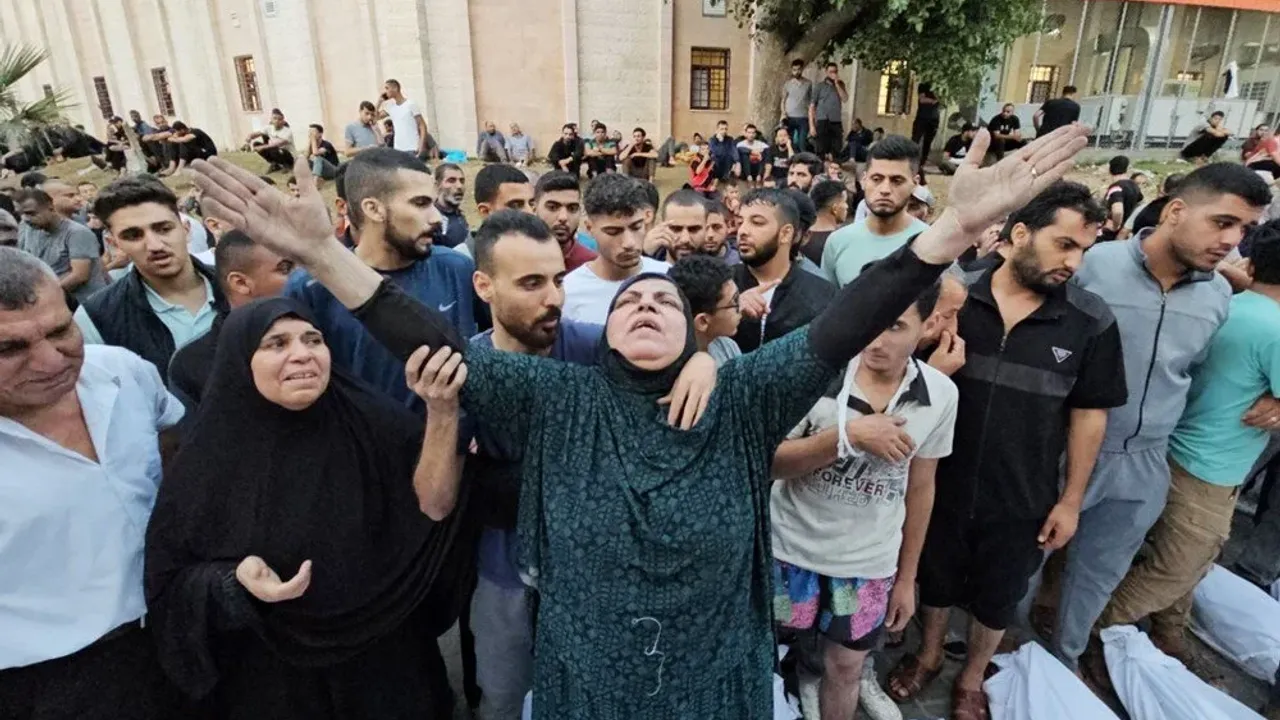 İsrail iki mülteci kampını birden vurdu