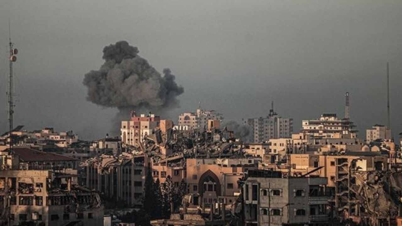 İsrail ordusu, Gazze'deki Nasr Çocuk Hastanesinin girişini vurdu