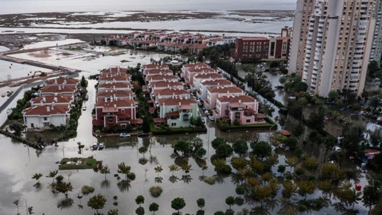 İzmir'de deniz taştı, sokaklar su altında kaldı