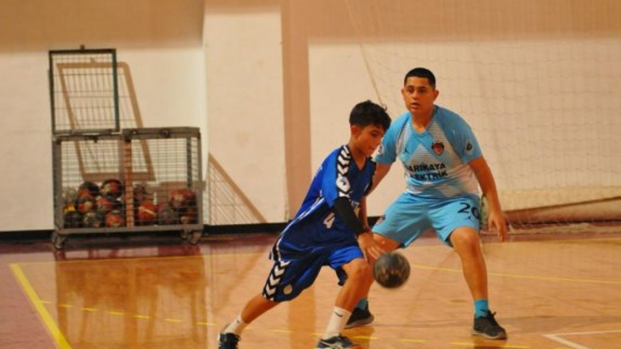 Kadınlarda UKÜ, erkeklerde Doğukent ligi üçüncü tamamladı