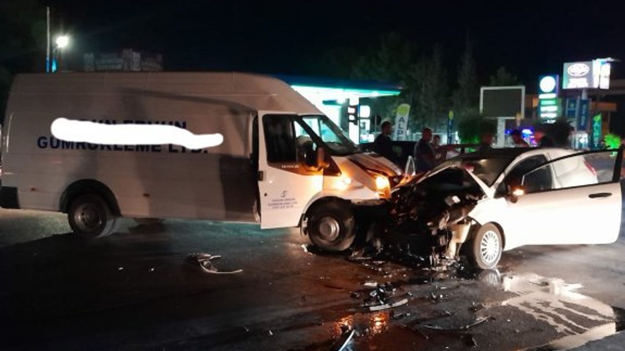 Kırmızıda geçen alkollü sürücü kazaya neden oldu