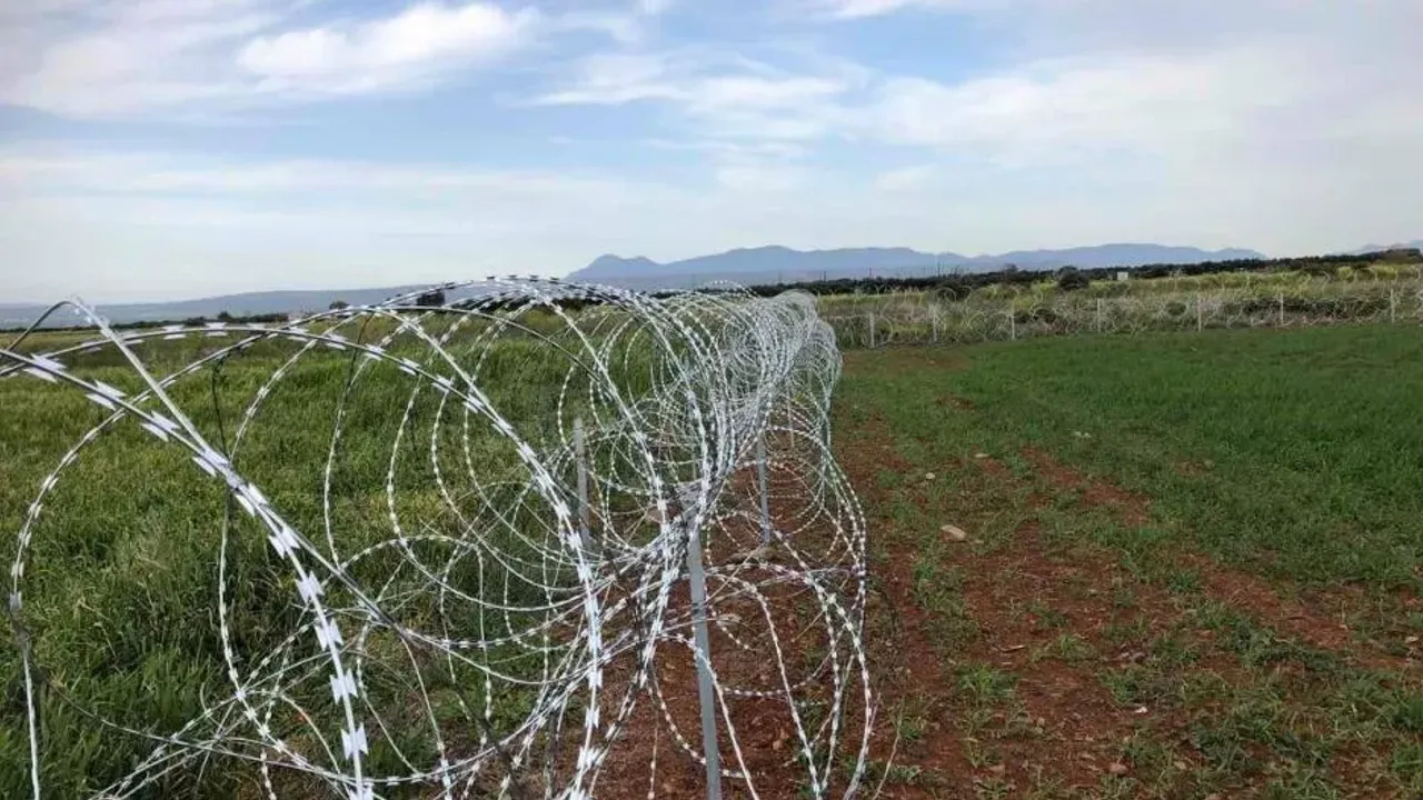 Rum İçişleri Bakanı ara bölgede dikenli tel konusunu “kapattı”