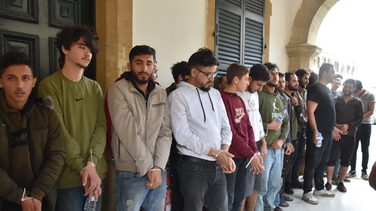 Van araçtan 38 Suriyeli mülteci çıktı