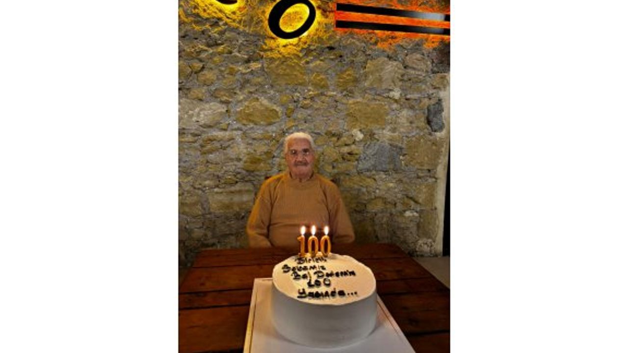 İrfan Düşer, 100. Yaşını Ailesiyle Kutladı