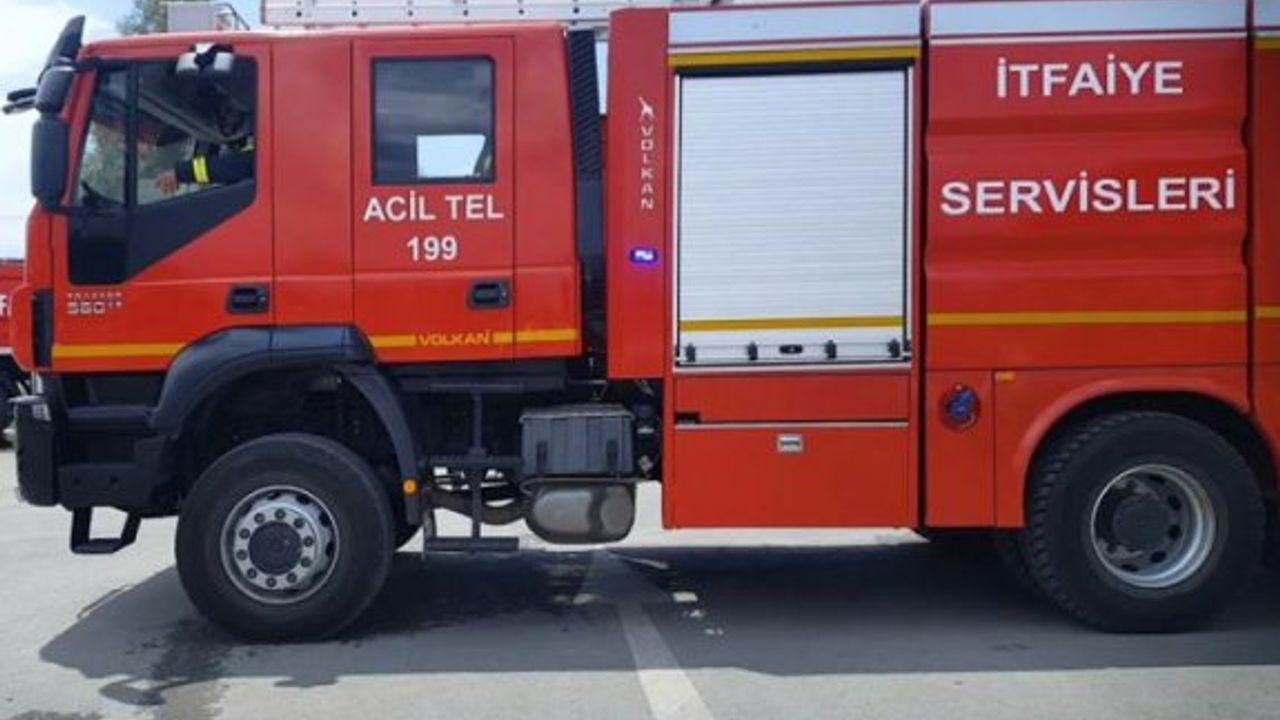 Seyir halindeyken motor bölümünde yangın çıkan araç tamamen yandı