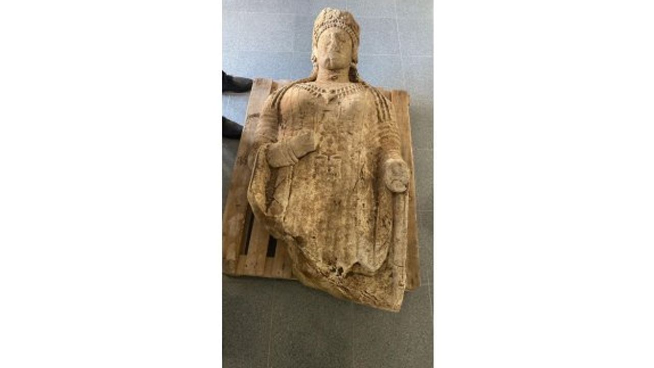 Ağıldan 2 bin 500 yıllık "tanrıça" heykeli çıktı