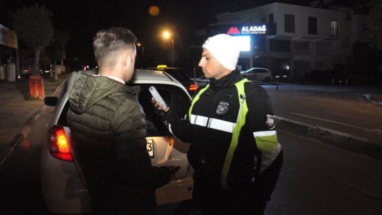 Polis denetimlerinde 26 araç trafikten men, 492 sürücü rapor edildi