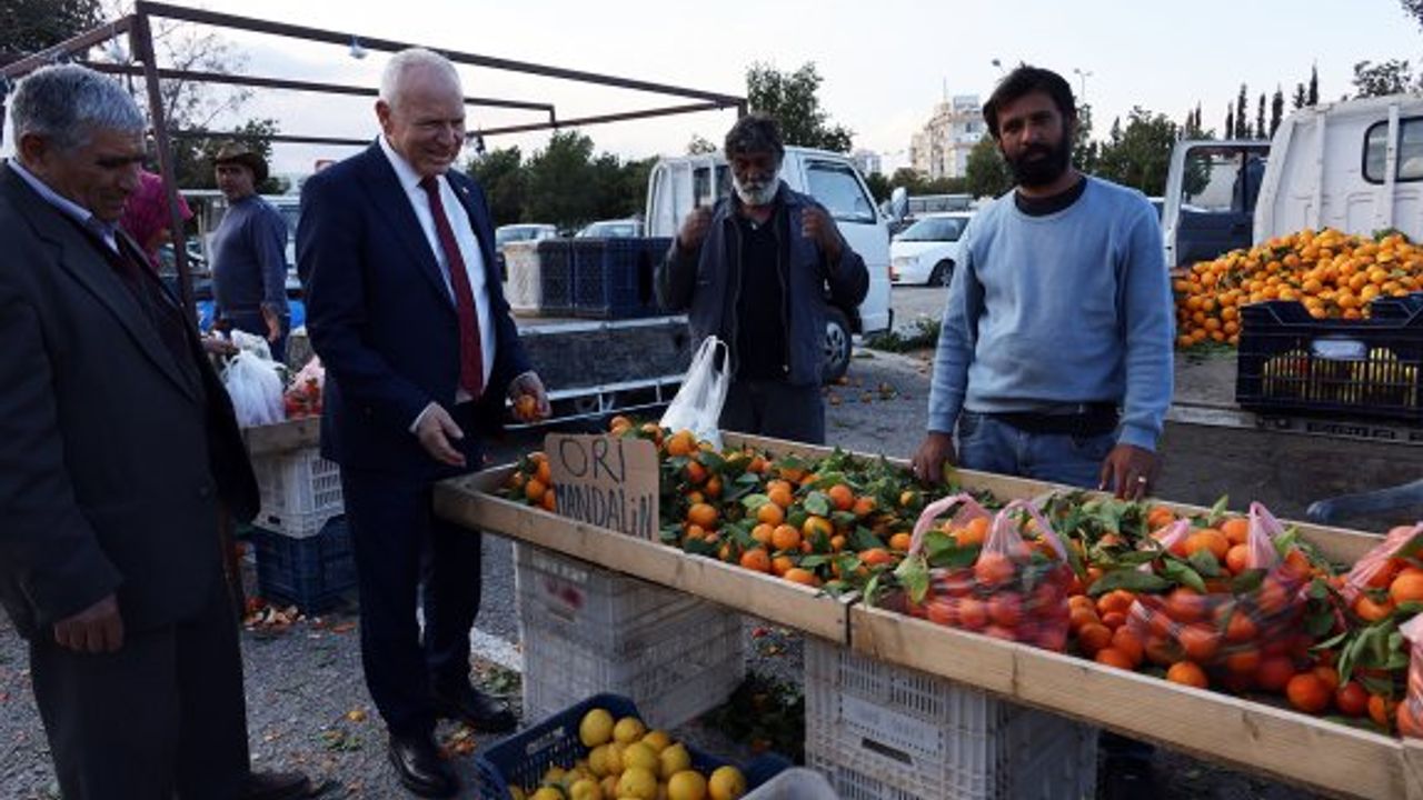 Töre, Gazimağusa'da Perşembe Pazarı'nı ziyaret etti