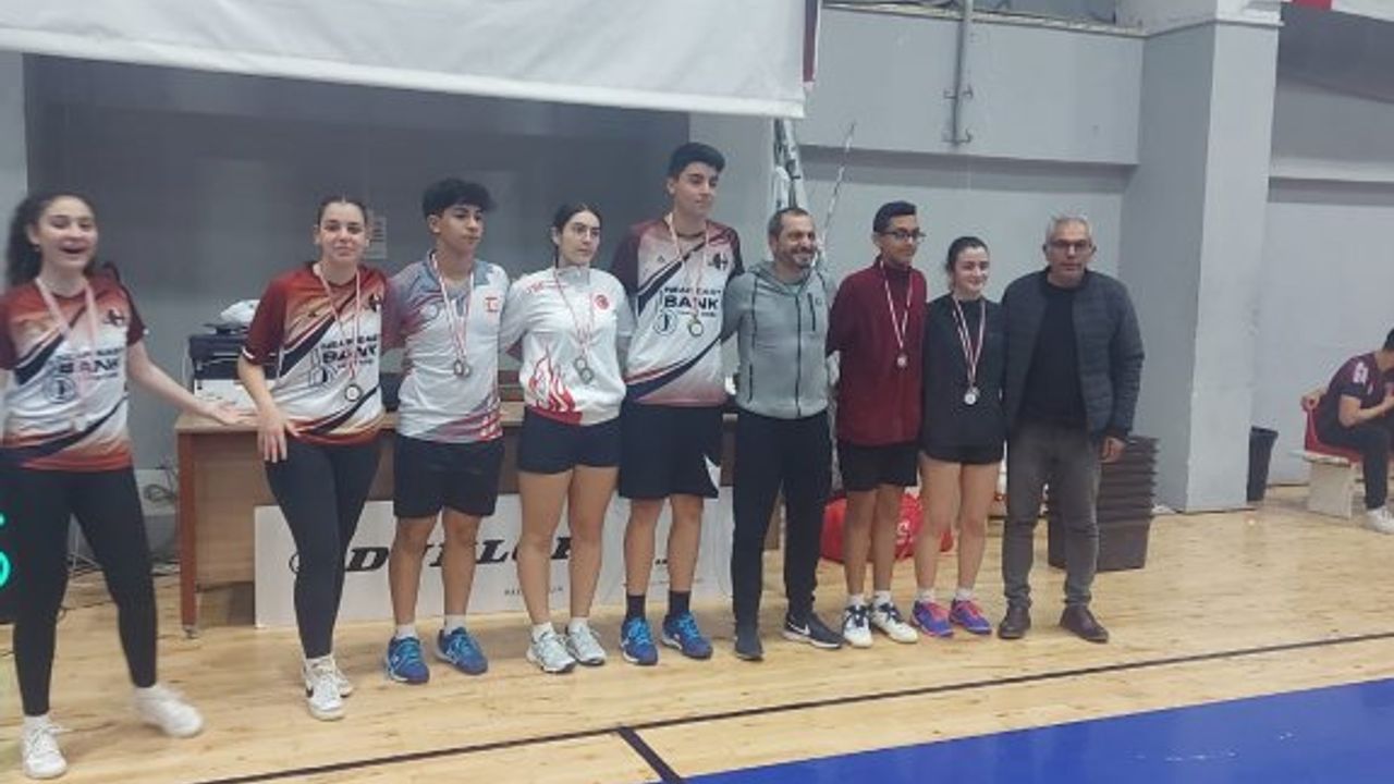 Badmintonda 17 Yaş altı turnuvasında şampiyonlar YDÜ'den