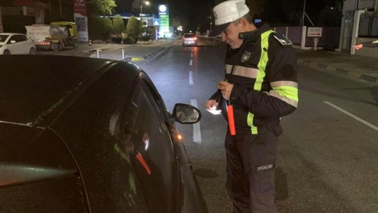 Bir gecede 1988 sürücüye ceza, 16 tutuklu, 165 araca trafikten men