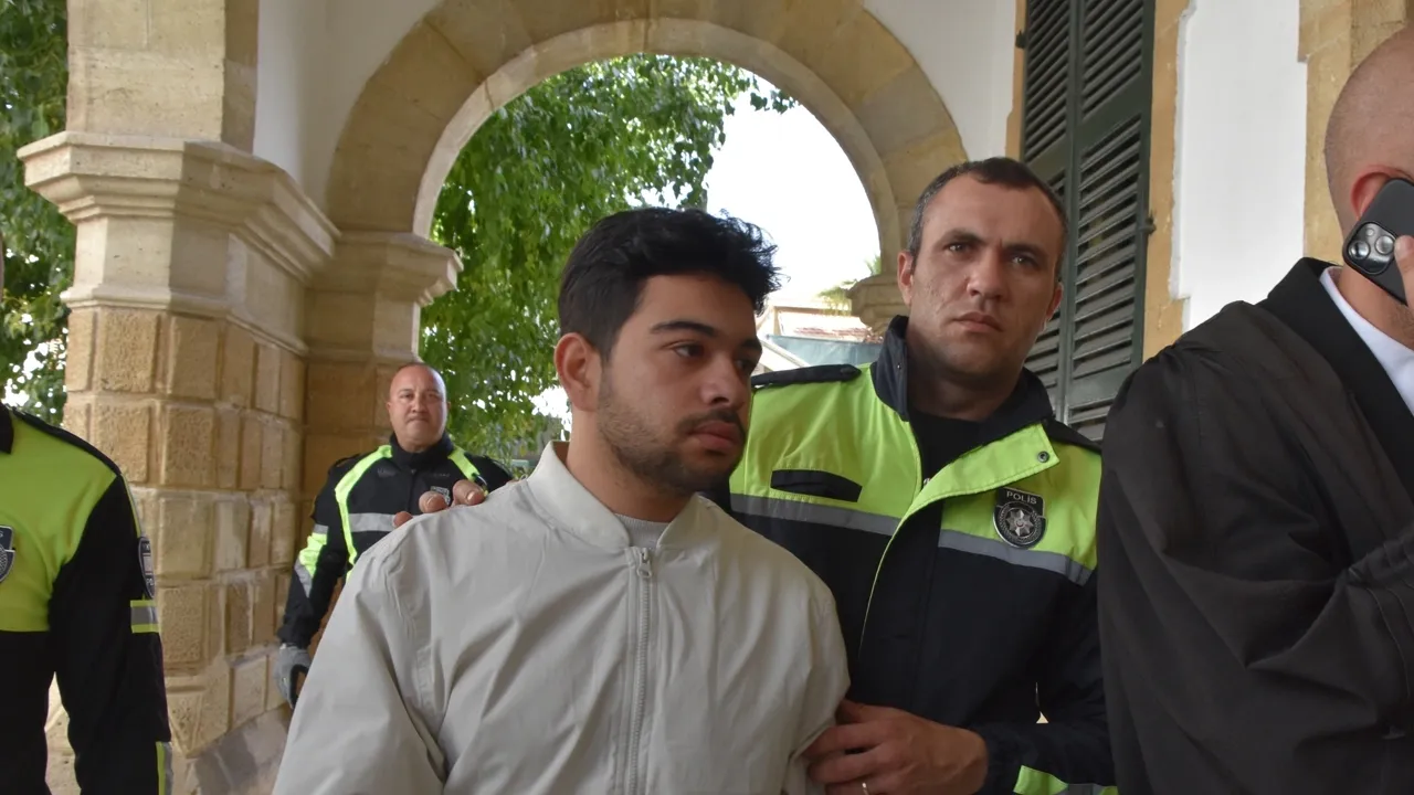 Genç motosiklet sürücüsünün hayati tehlikesi sürüyor