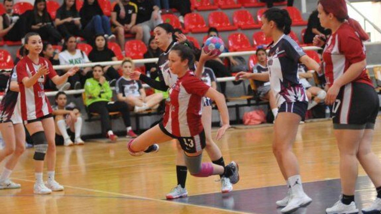 Hentbol Federasyon Kupası finalistleri UKÜ ve Esentepe