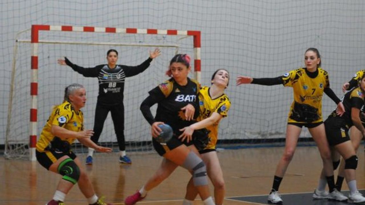 Kadınlar Hentbolda Esentepe ve UKÜ kazanmayı bildiler