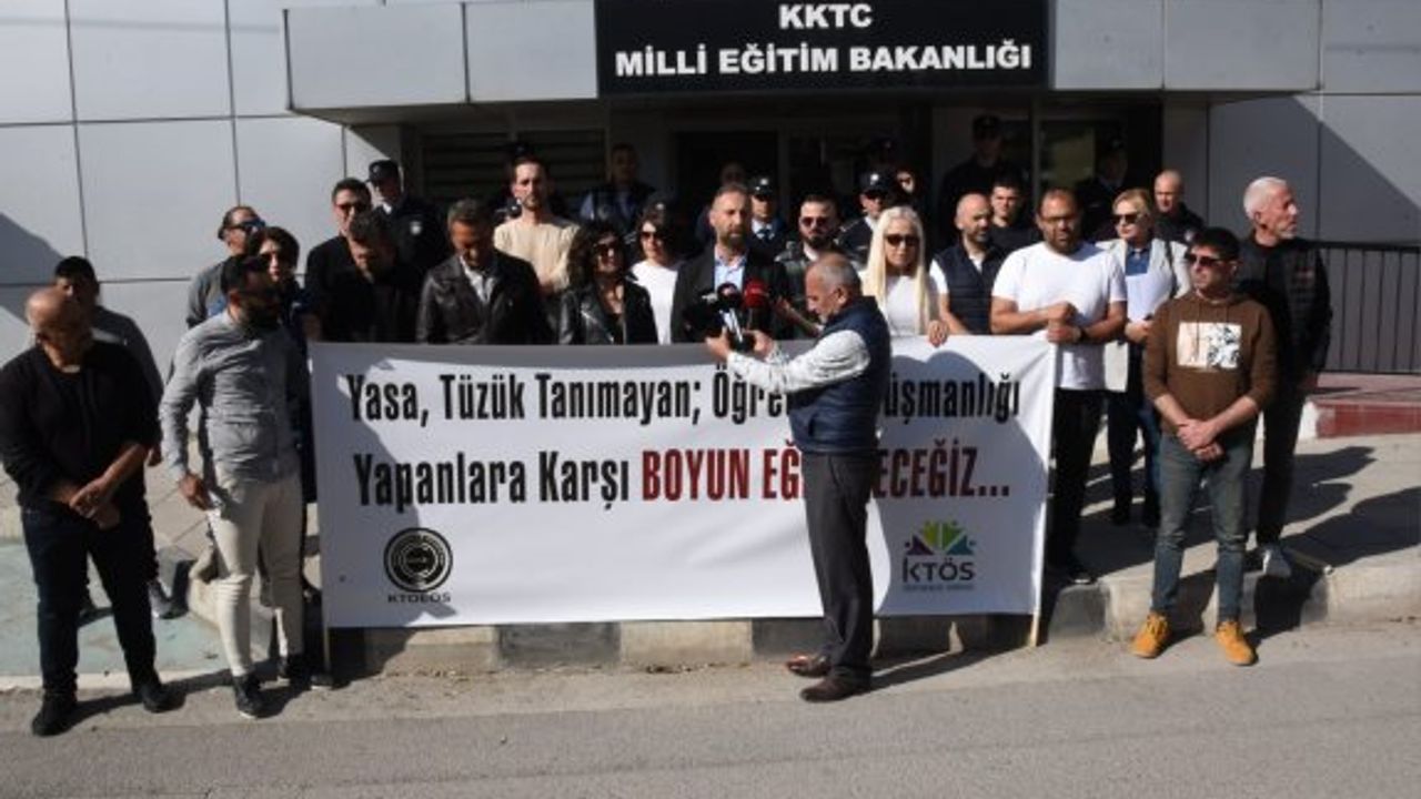 KTÖS ve KTOEÖS, öğretmene maaş kesintisini önünde protesto etti