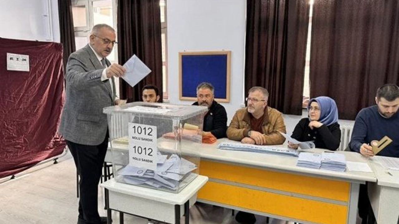 Türkiye yerel yöneticileri seçmek için sandık başında