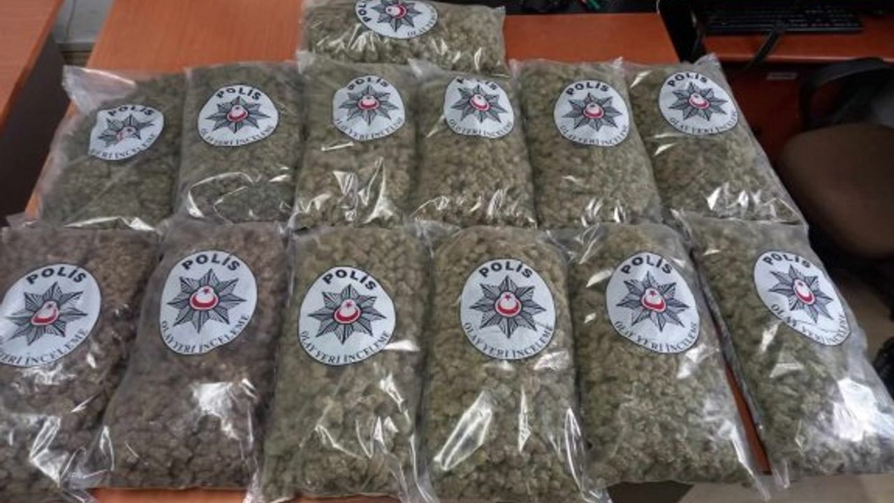 Bir valiz dolusu uyuşturcuyla ülkeye girerken yakalandı