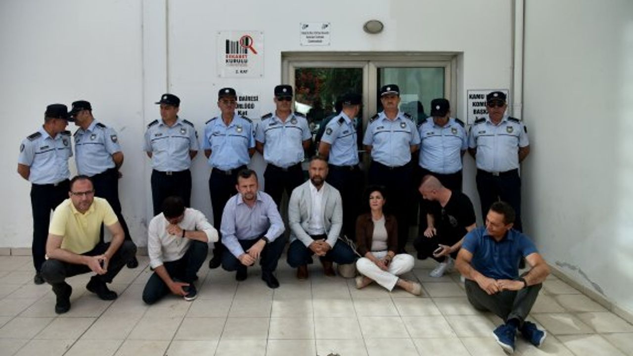 KTOEÖS ve KTÖS, KHK önünde oturma eylemi yaptı
