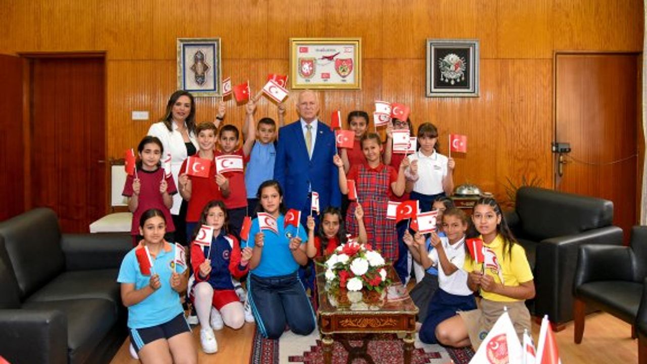 Meclis Başkanı Töre, makam koltuğunu 5. sınıf öğrencisi Kayra Temel’e devretti