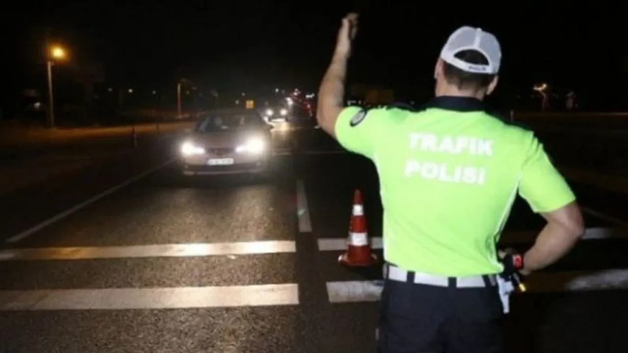 Ülke genelindeki trafik denetimlerinde 496 sürücü rapor edildi