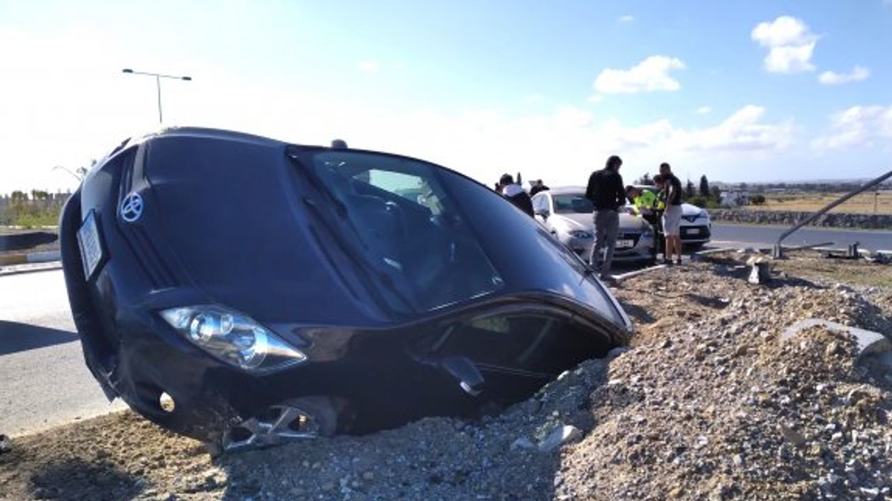 Yoldan çıkan araç refüjdeki çukura düştü