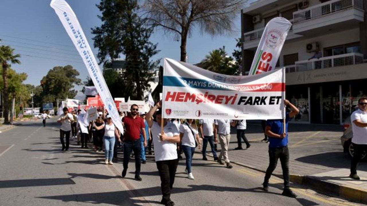 Hemşireler, Lefkoşa’da “Hemşireyi Fark Et” sloganıyla yürüdü