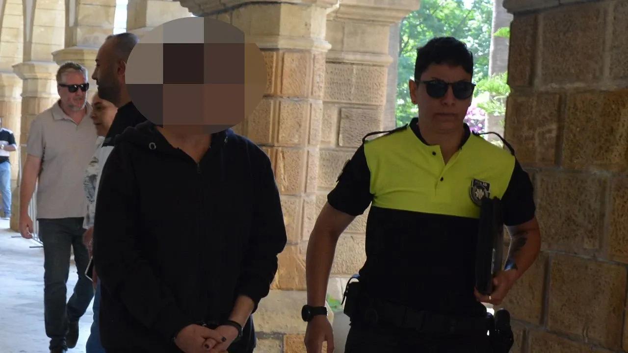Odaya izinsiz geldi diye ev arkadaşını bıçakladı