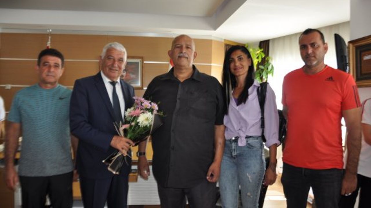 Özçınar, Yıldızlar Atletizm Final Yarışmaları’nda şampiyon olan Şehit Turgut Ortaokulu'nu tebrik etti