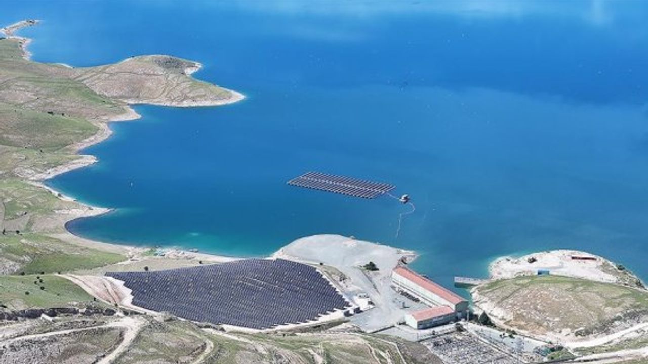Türkiye'nin ilk yüzer güneş enerjisi santrali, elektrik üretimine haziranda başlıyor