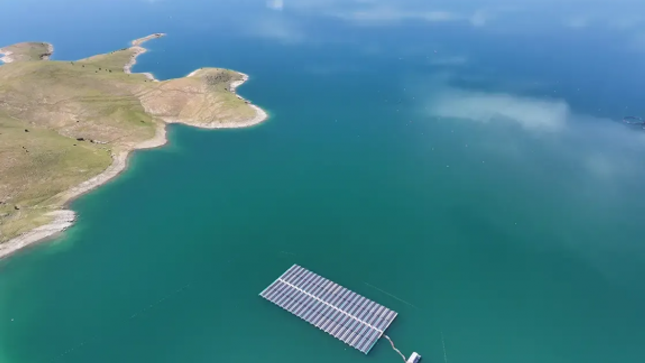 Türkiye'nin ilk yüzer güneş enerjisi santrali, elektrik üretimine haziranda başlıyor