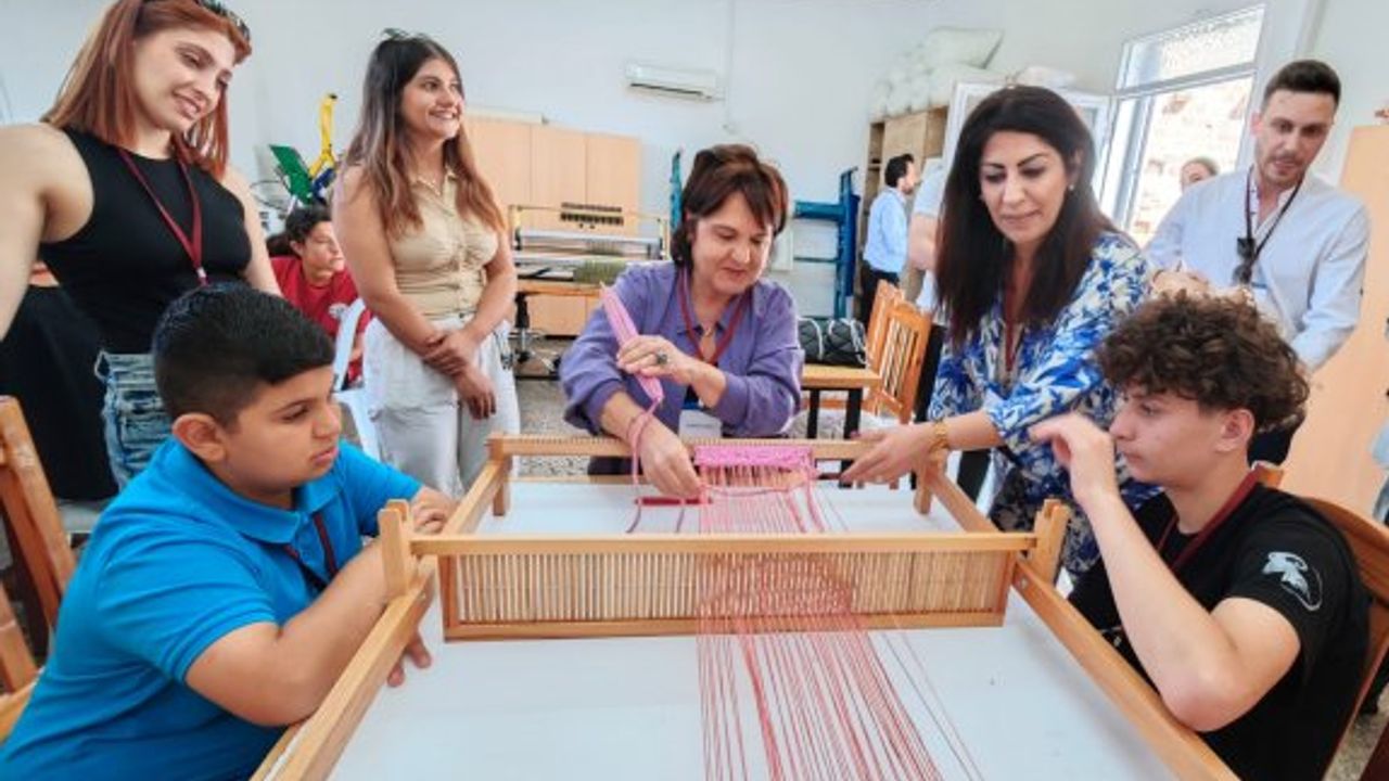 Zerrin Üstel Özel Bahar Şenliği'nde çocuklarla bir araya geldi