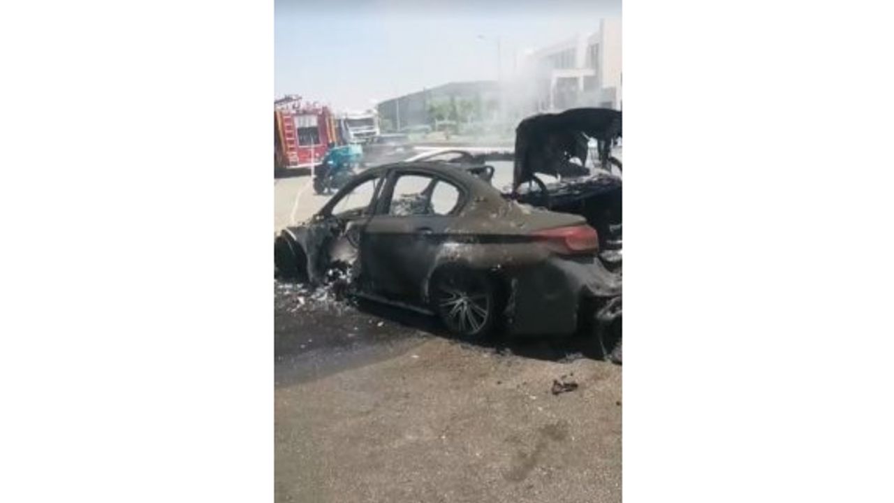 Alsancak'ta seyir halindeki araç kül oldu