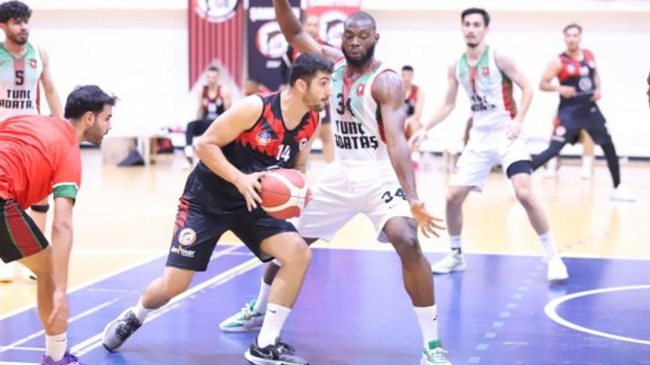 Gençler Birliği evinde galip: 72-53
