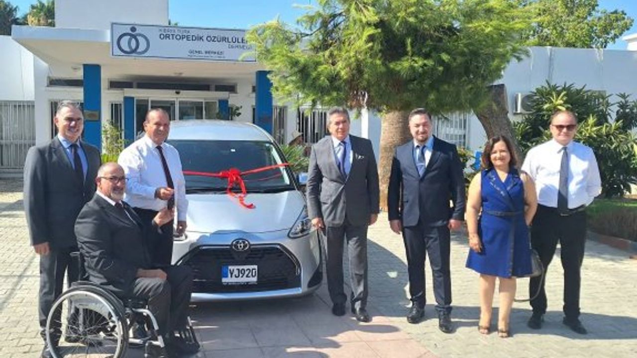 Koopbank'tan Kıbrıs Türk Ortopedik Özürlüler Derneğine araç bağışı