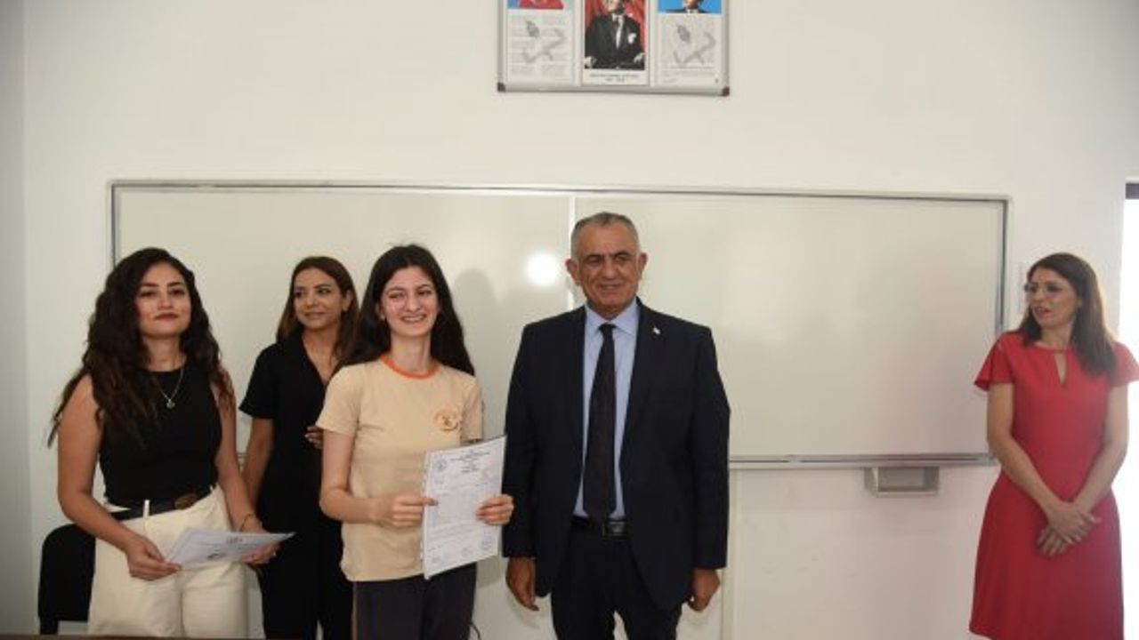 Orta dereceli okullarda karneler dağıtıldı