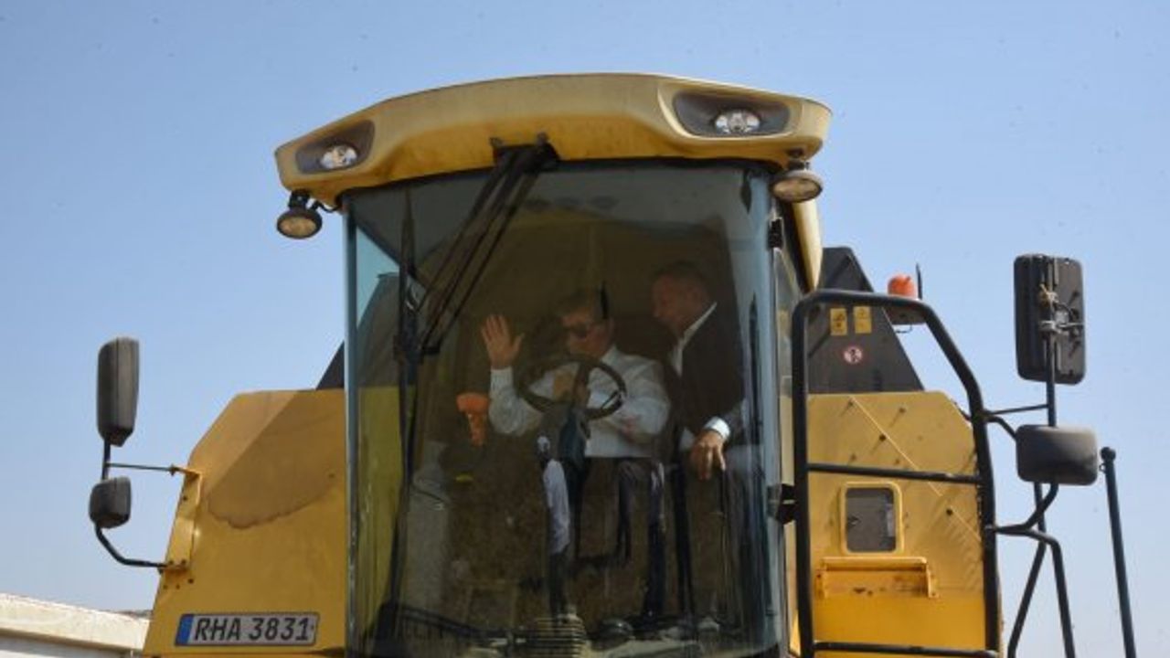 “Tohumluk Tahıl ve İkinci Ürün Olarak Mısır Silajı Üretim Projesi”nde ilk hasat bugün yapıldı