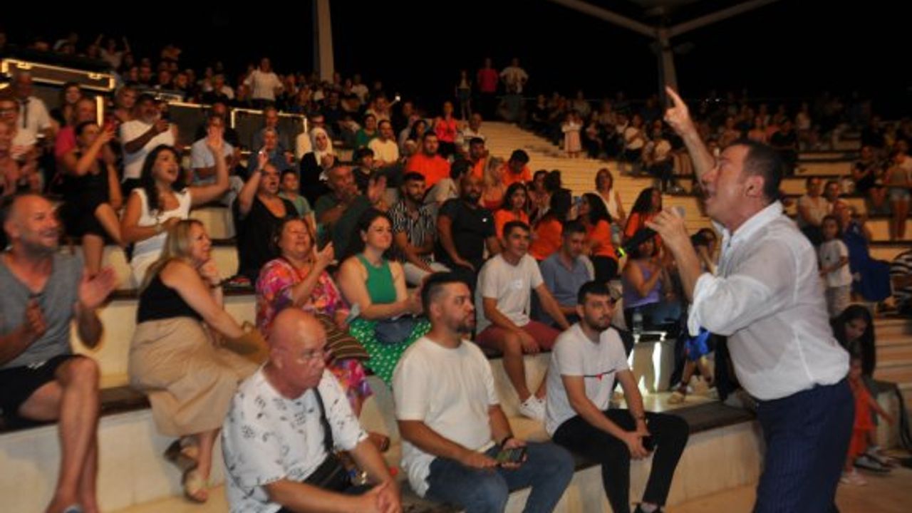 Türk Halk Müziği Sanatçısı Sümer Ezgü 46. Güzelyurt Portakal Festivali'nde sahne aldı
