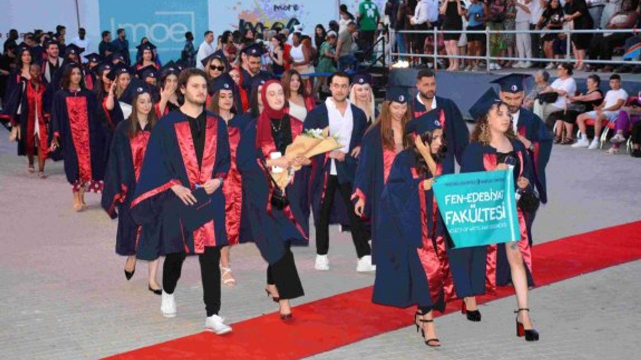 YDÜ'de 10 fakülteden 960 öğrenci kep attı