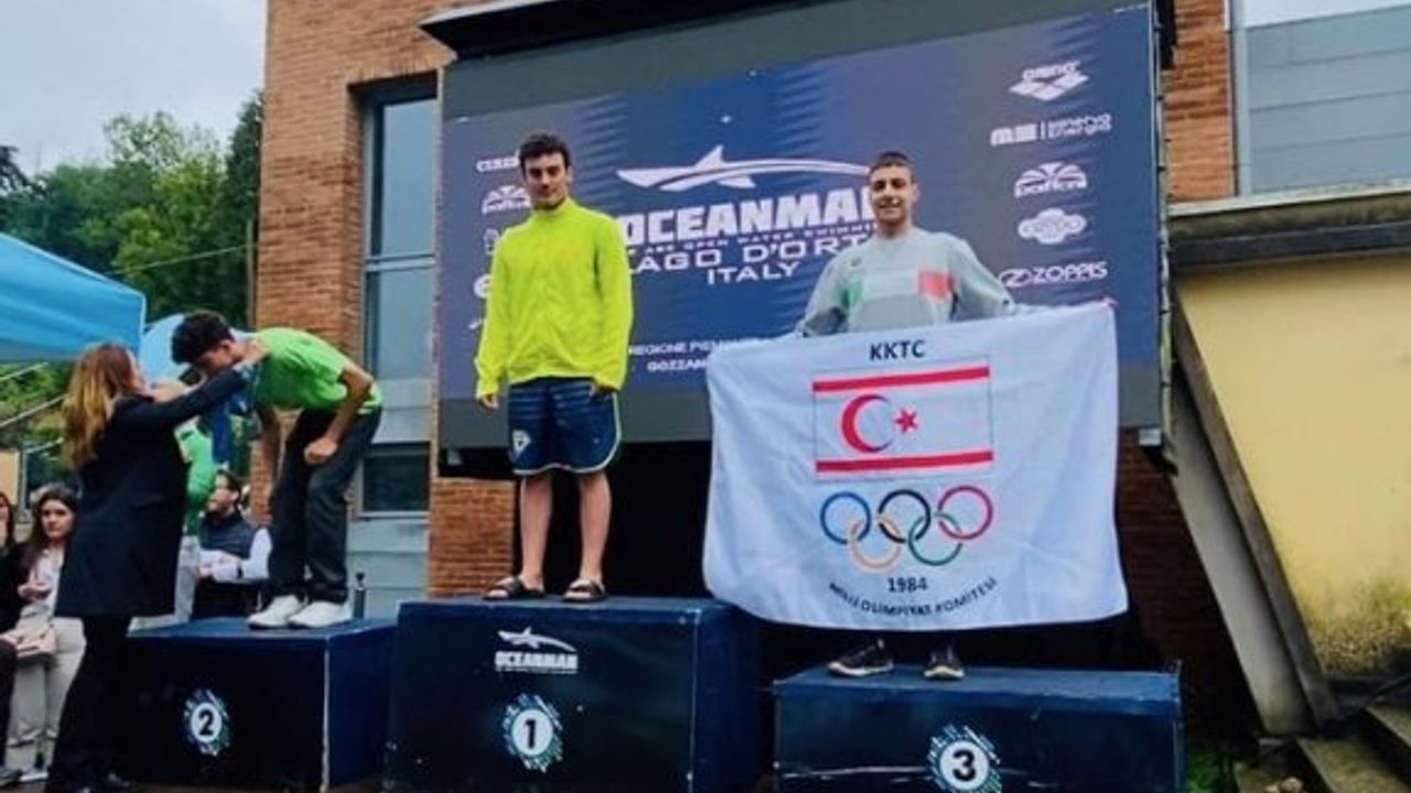 Yüzücü Boran Bora'dan İtalya'da üçüncülük