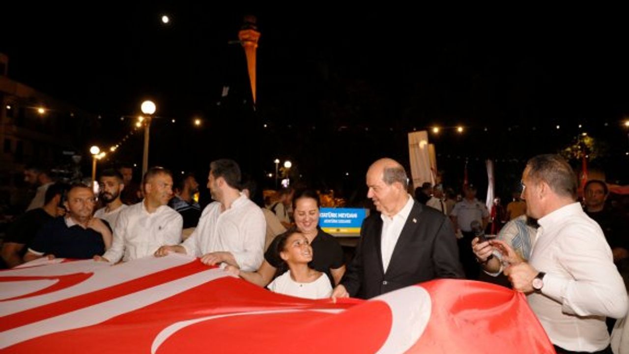 Cumhurbaşkanı Tatar, Mehteran eşliğinde gerçekleştirilen Bayrak Yürüyüşü'ne katıldı