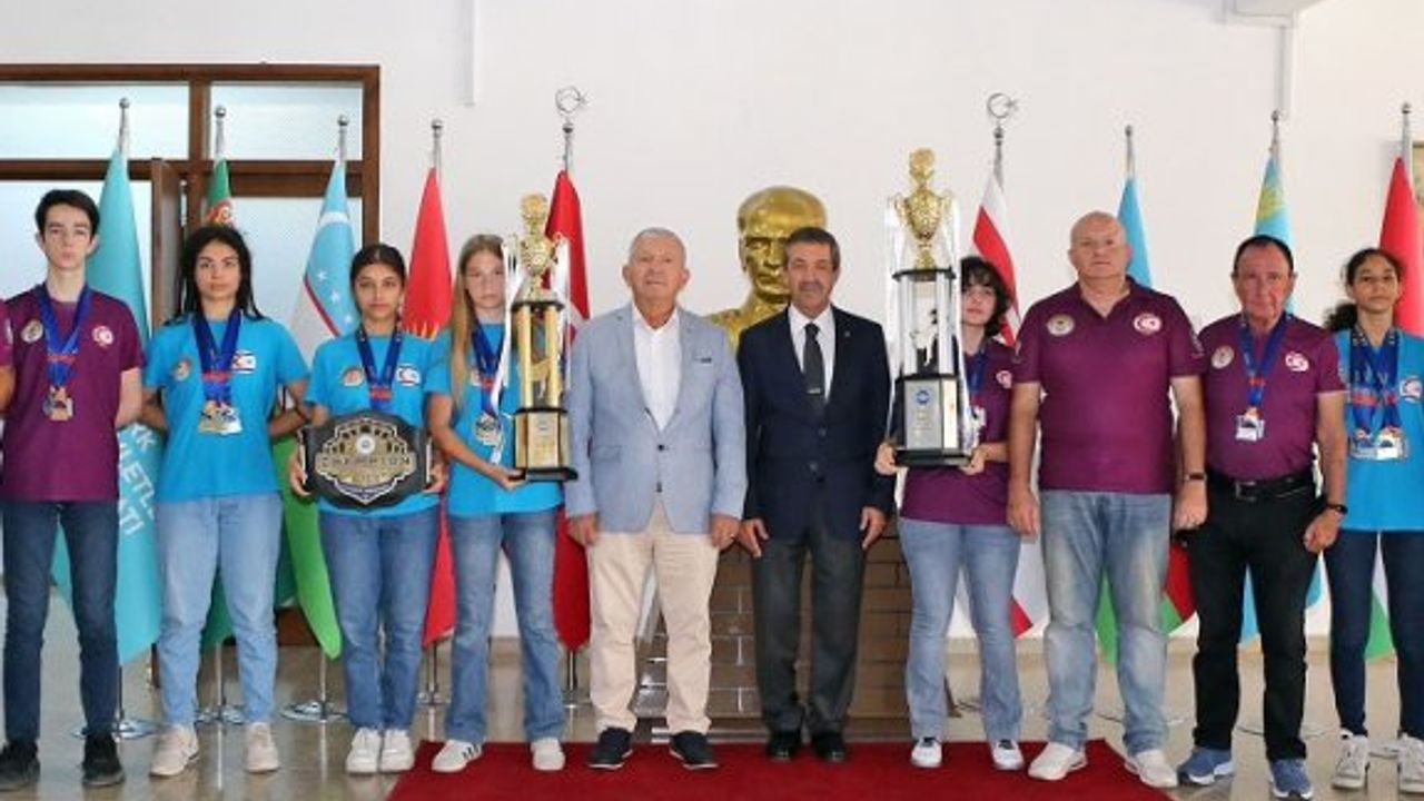 Dışişleri Bakanı Ertuğruloğlu Taekwondo Milli takım sporcu ve eğitmenlerini kabul etti