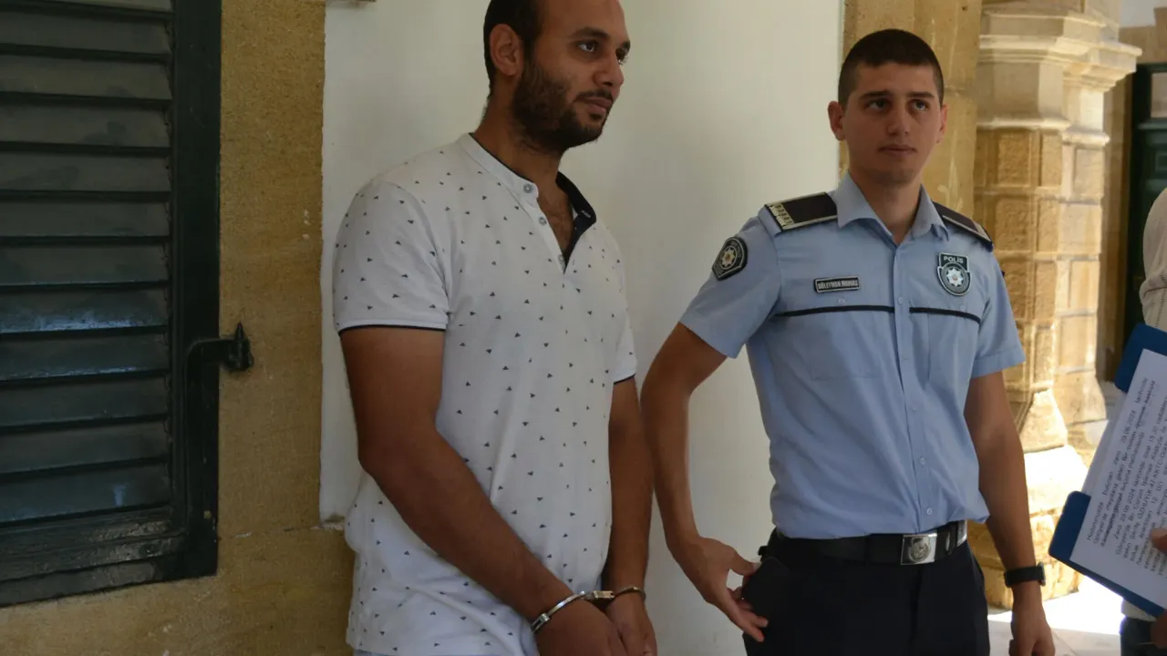 Eve yeni kiracıları uyarmak için gitmiş!