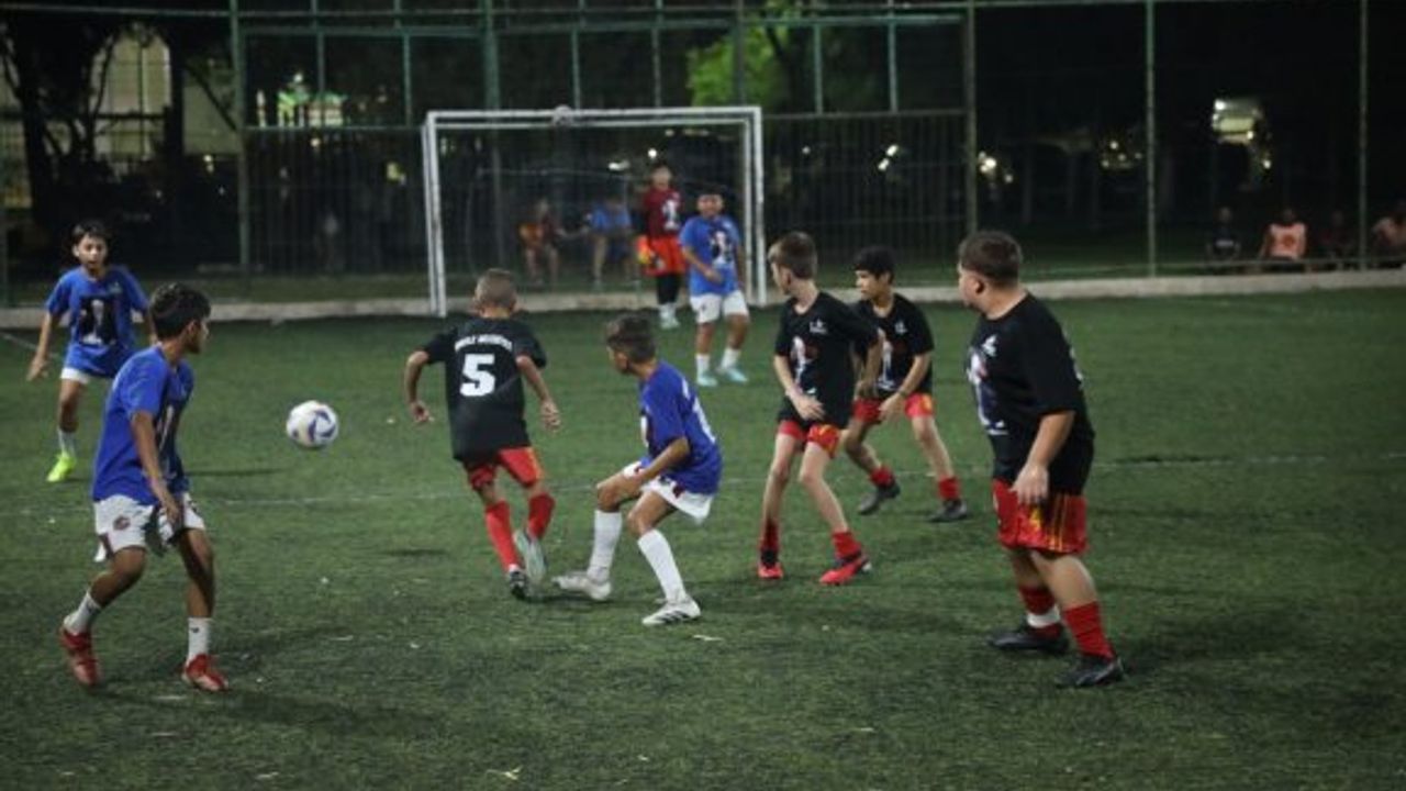 İskele’de minikler halı saha turnuvası devam ediyor