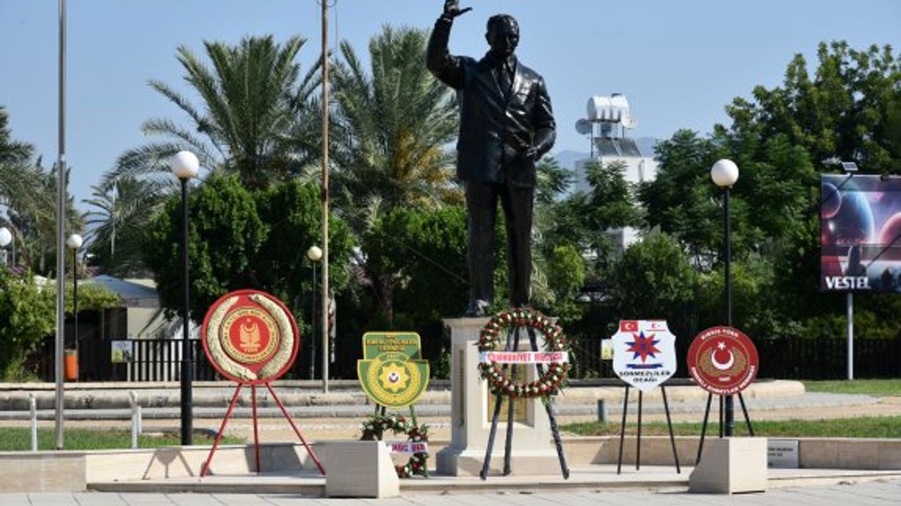 Kıbrıs Barış Harekatı’nın 50’nci yıl dönümü nedeniyle Bülent Ecevit heykeli önünde tören düzenlendi
