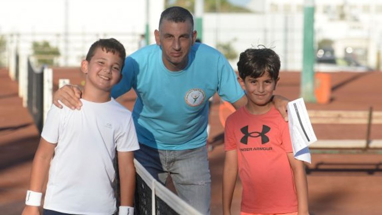 Kortlarda Dünya Oto Cup maçları sürüyor