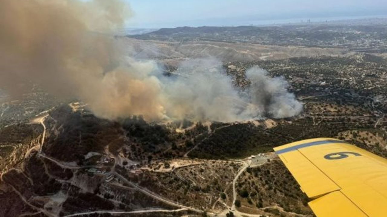 Limasol'a bağlı Abeşa'da yangın... 20 yazlık boşaltıldı