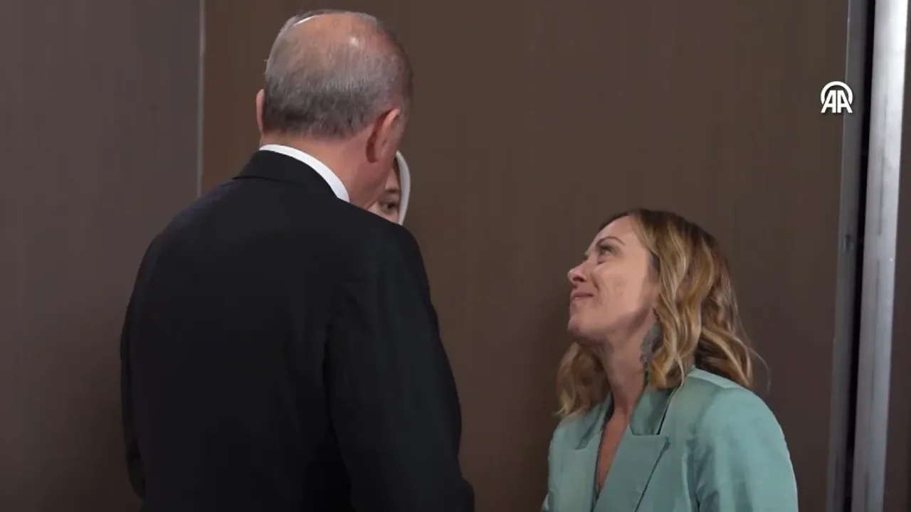 Meloni'nin Erdoğan'a bakışları gündem oldu