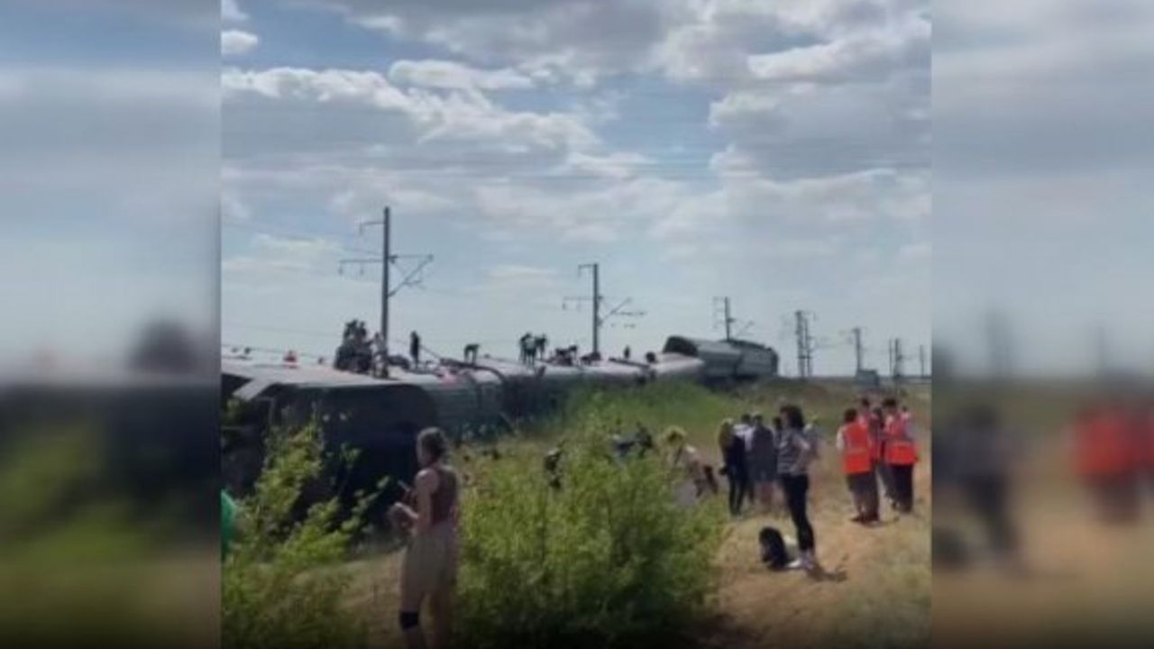 Rusya'da yolcu treninin raydan çıkması soncu yaklaşık 140 kişi yaralandı