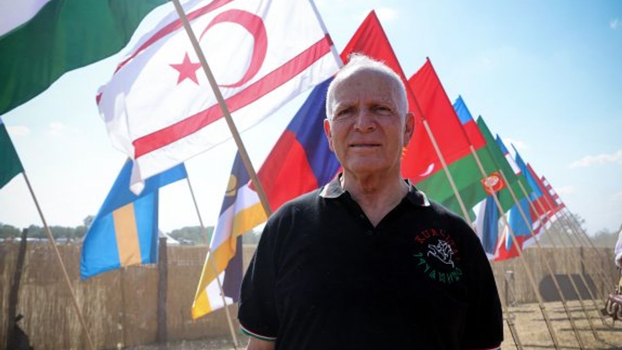 Büyük Hun Türk Kurultayı'nda KKTC bayrağı