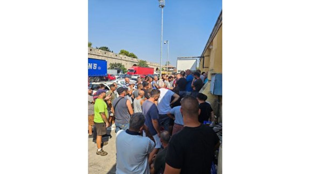 Gazimağusa Limanı’nda günlük işçiler iş bırakma eylemi yaptı