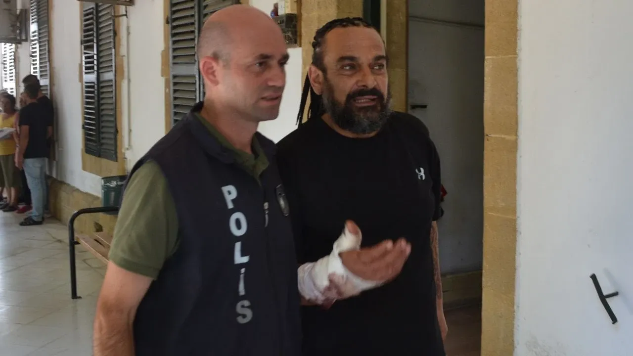 Polisleri darp edip, ölümle tehdit etti